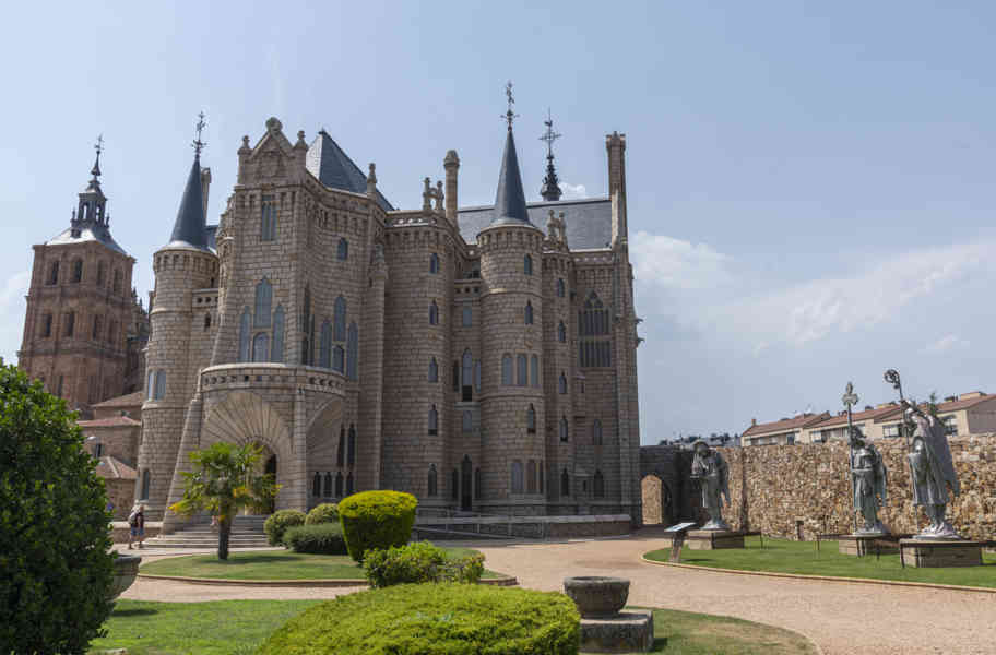 León 025 - Astorga - palacio Gaudí.jpg